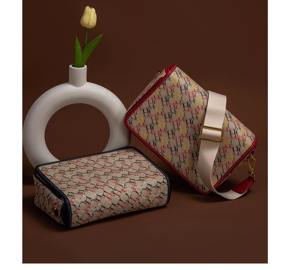 CHCH Women's Saddle Bag 2024 New Brand Letter Printed Flap Cross Shoulder Bag Retro Wide Shoulder Strap Single Shoulder Bag